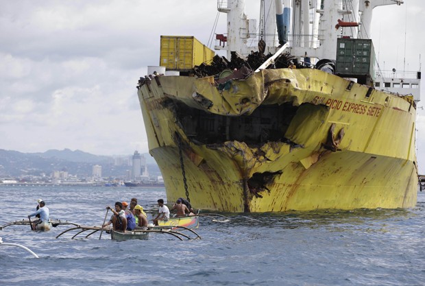 Voluntários ajudam na busca por desaparecidos próximo ao cargueiro (Foto: Bullit Marquez/AP)