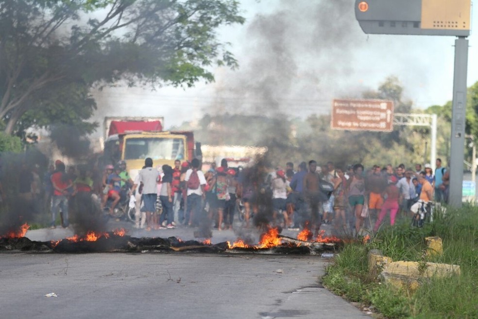 BR-232, na Zona Oeste do Recife, foi bloqueada com pneus queimados (Foto: ADELSON COSTA/PERNAMBUCO PRESS)