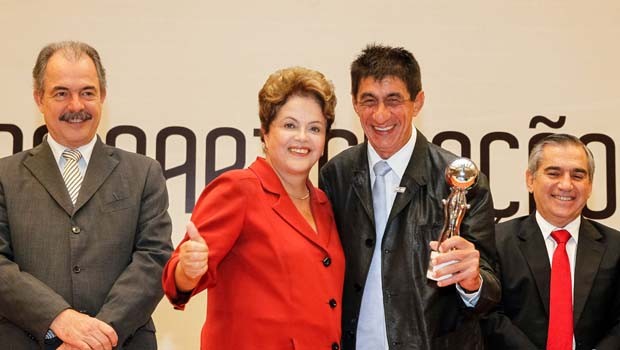 O cantor Fagner recebe das mãos da presidente Dilma troféu da 5ª edição do Prêmio ODM Brasil (Foto: Roberto Stuckert Filho/PR)