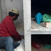 Homem que dorme em túmulo teme só vivos (Homem que dorme em túmulo teme só os vivos (Homem que dorme em túmulo teme só vivos (Pedreiro dorme em túmulo e diz temer vivos (Alana Fonseca/G1 PR))))
