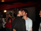 Após estreia no teatro, Camila Rodrigues beija muito o marido