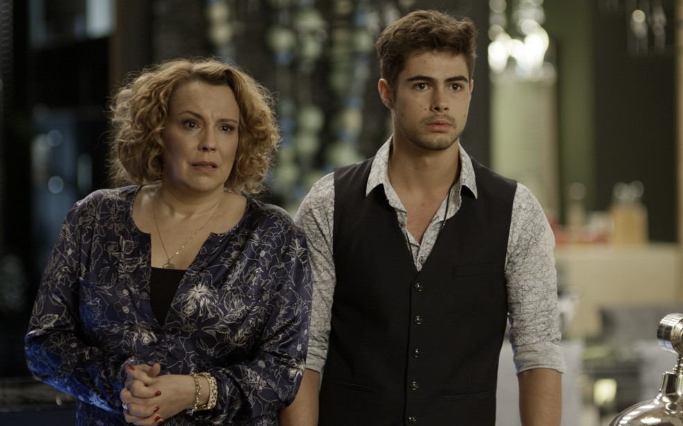 Néia e Léo recebem notícia bombástica de advogado do cantor (Foto: TV Globo)