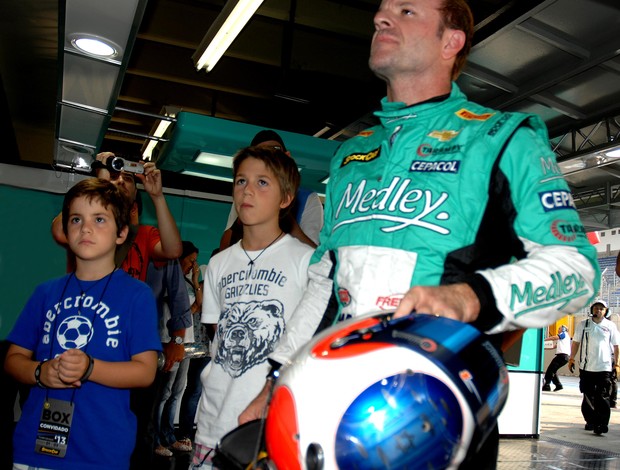 Rubens Barrichello com os filhos Eduardo e Fernando no box da Stock Car (Foto: Miguel Costa Jr. / divulgação)