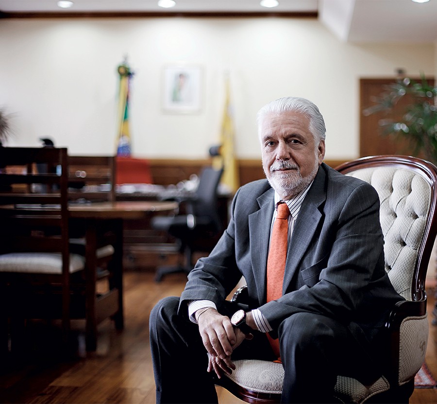 O ministro Jaques  Wagner em seu gabinete. “Meu padrão de ética não foi dado pelo PT, vem de antes da filiação” (Foto: Adriano Machado/ÉPOCA )
