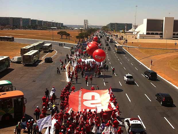 Manifestantes da área da educação marcham no Eixo Monumental em direção ao Congresso Nacional na manhã desta quarta-feira (5) (Foto: Willian Farias/G1)