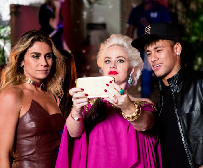 Sumara e Atena fazem selfie com Neymar (Foto: Ellen Soares/ Gshow) Sumara e Atena fazem selfie com Neymar (Foto: Ellen Soares/ Gshow)