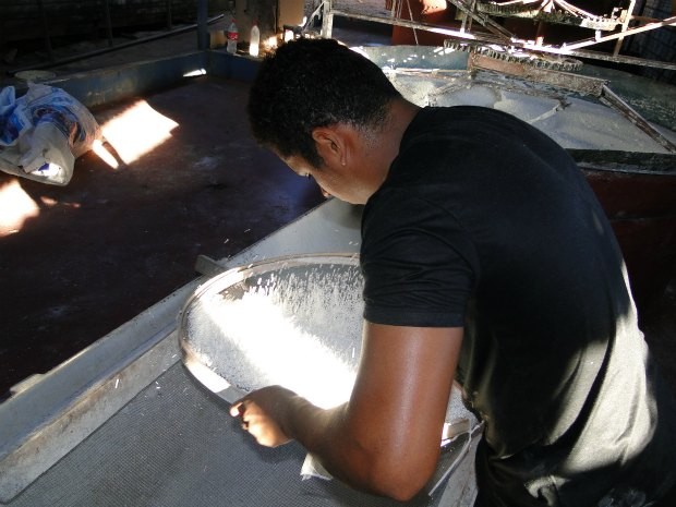 Fabricação manual da farinha de tapioca (Foto: Marcela Ximenes/G1)