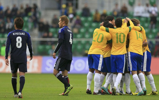 paulinho brasil gol japão (Foto: Agência Reuters)