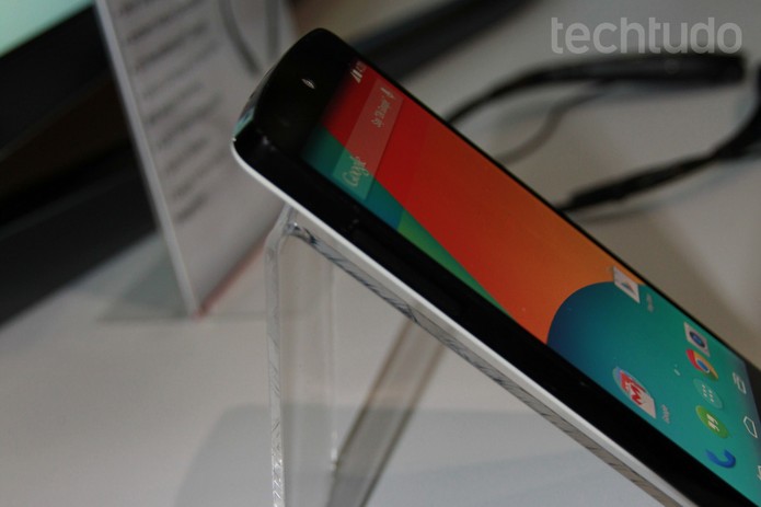 Lateral da versão branca do Nexus 5 (Foto: Isadora Díaz/TechTudo)