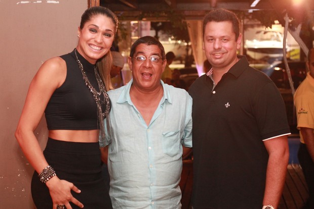 Zeca Pagodinho com amigos em evento no Rio (Foto: Derick Abreu/ Foto Rio News)