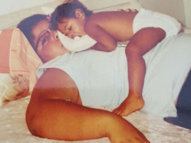 Victória ainda bebê deitada sobre o peito de um dos irmãos (Foto: Fátima Cabral / Arquivo Pessoal)