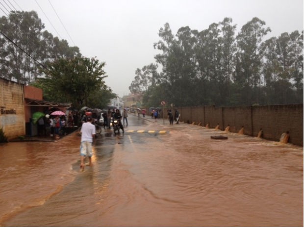 Em Jataizinho, no norte, várias casas foram inundadas (Foto: Alberto D'angele / RPC TV)