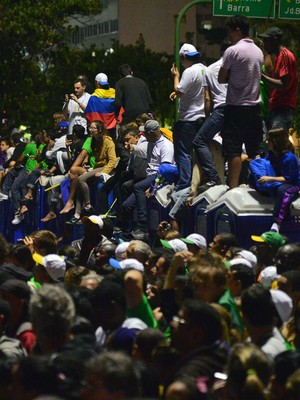 Fiéis se equilibram em banheiros químicos para ver o Papa (Christophe Simon/AFP)