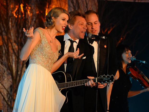 Taylor Swift e Jon Bon Jovi cantam com o Príncipe William em baile de gala em Londres, na Inglaterra (Foto: Ben Pruchnie/ Getty Images)