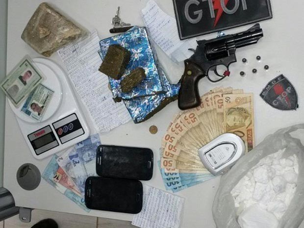 Dinheiro, droga, arma e lista apreendidos com suspeito de tráfico no Distrito Federal (Foto: Polícia Militar/Divulgação)