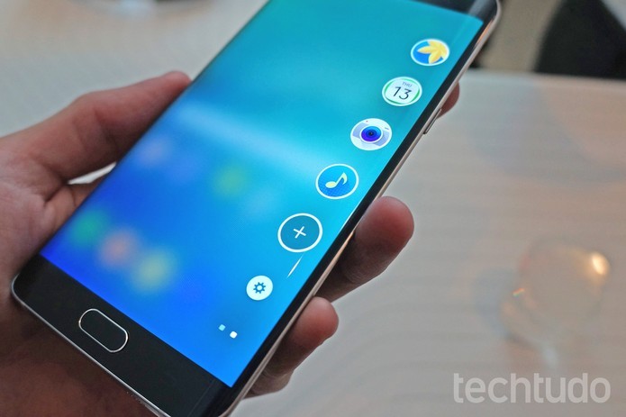 Novas telas OLED da Samsung são consideradas as melhores já usadas em smartphones graças à qualidade de cor, intensidade de brilho e economia de energia (Foto: Thássius Veloso/TechTudo)