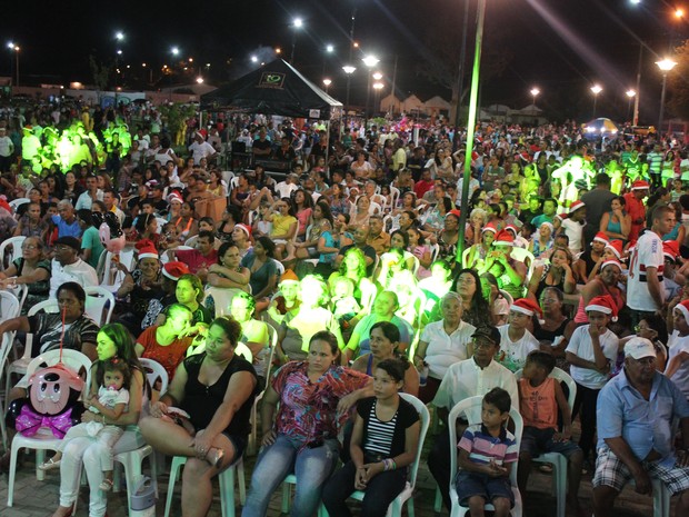 Centenas de pessoas acompanharam a festa de lançamento. (Foto: Ellyo Teixeira/G1)