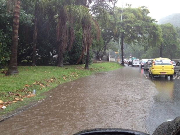 Chuva provoca alagamento na Autoestrada Lagoa-Barra, no Rio (Foto: Mariucha Machado/G1)