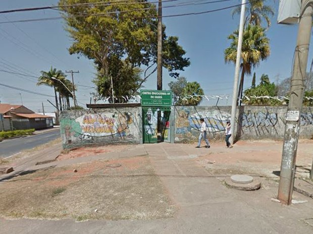 Fachada do Centro Educacional 4, apedrejado por adolescentes, no Guará (Foto: Google/Reprodução)