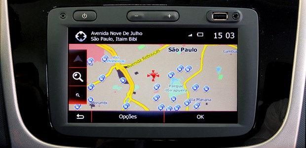 Central multimídia Renault GPS (Foto: Autoesporte)