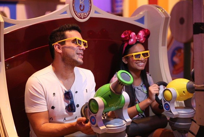 André Marques se diverte com Vitória no Toy Story Mania (Foto: Leonardo Viso/Gshow)