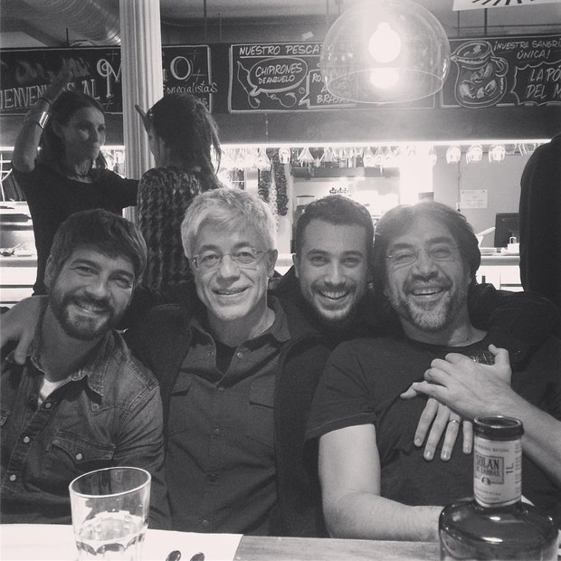 Ricardo Vianna com Javier Bardem e outros atores com que trabalhou na Espanha (Foto: Reprodução/Instagram)
