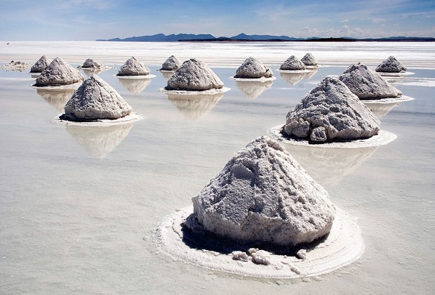 Montes de sal no meio do Salar de Uyuni (Foto: Creative Commons/Luca Galuzzi)