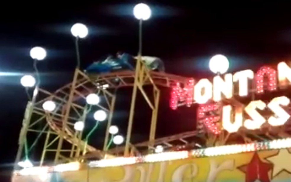 Família fica presa em montanha-russa na Zona Oeste do Rio (Foto: Reprodução  / TV Globo)