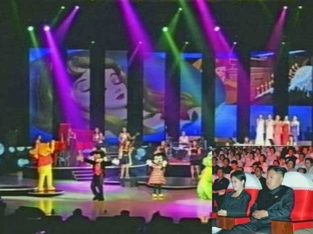 O governo da Coreia do Norte, considerado o mais fechado do mundo, permitiu a apresentação inédita de atores fantasiados de Mickey Mouse, Minnie, Ursinho Pooh e Tigrão em um teatro em Pyongyang. Na plateia estava o líder do país, Kim Jong-un. O jovem dita (Foto: KRT/AP Photo)