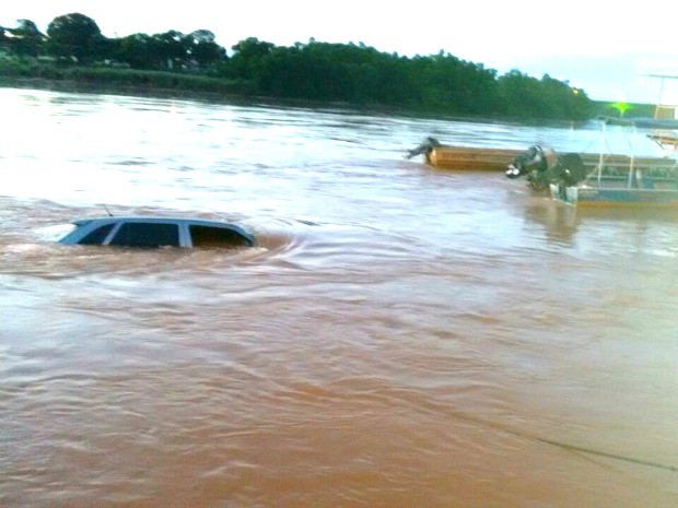 Carro caiu com cinco pessoas dentro do rio Araguaia, em Barra do Garças. (Foto: Sassá Magalhães / Arquivo Pessoal)