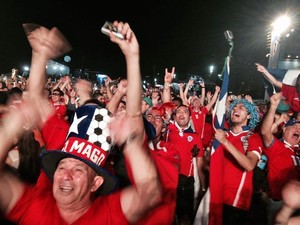 Chilenos comemoram no Rio (Foto: Daniel Silveira / G1)