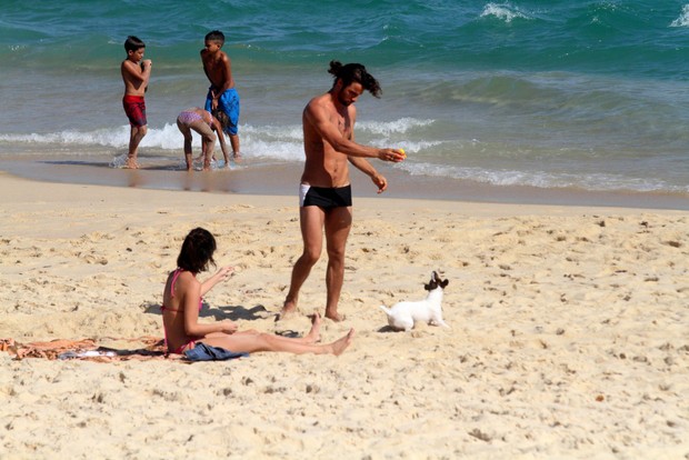 Pablo Morais e sua namorada curtem dia de Praia, (Foto: Agnews Agência )