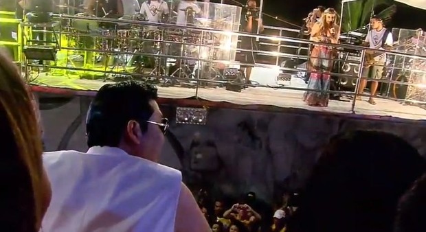 Psy em camarote de Salvador e Claudia Leitte no trio, ao fundo (Foto: Youtube / Reprodução)