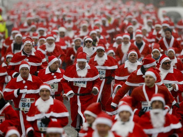 Fantasiados de Papai Noel, cerca de 800 corredores participaram neste domingo (9) da chamada “corrida do Papai Noel”, na cidade alemã de Michendorf, a cerca de 40 quilômetros de Berlim (Foto: Wolfgang Rattay/Reuters)
