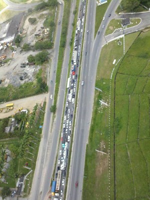 Protesto dos policiais rodoviários federais causa engarrafamento na BR-232 (Foto: Kety Marinho/Globo Nordeste) Protesto dos policiais rodoviários federais causa engarrafamento na BR-232 (Foto: Kety Marinho/Globo Nordeste)