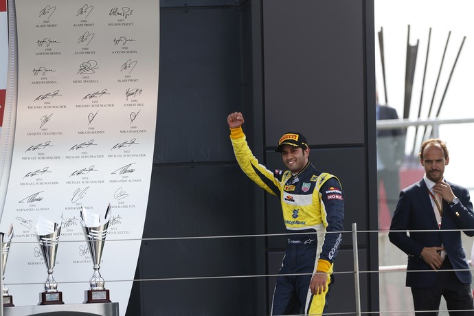 Felipe Nasr sobe ao pódio para celebrar a vitória em Silverstone na GP2 (Foto: Divulgação)