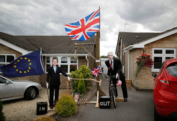 Espantalhos retratam o ex-premiê David Cameron e o ex-prefeito londrino Boris Johnson (Foto: Darren Staples/Reuters)