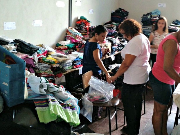 Voluntárias trabalham na elaboração de kits de roupas para doação (Foto: Pastoral Social Amor em Cristo)