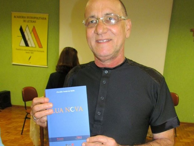 Osvaldo André de Mello com exemplar de seu novo livro (Foto: Facebook/Reprodução)