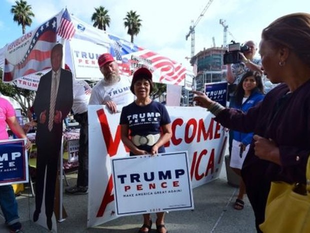 Mulher discute com apoiadores de Trump em Los Angeles (Foto: AFP) Mulher discute com apoiadores de Trump em Los Angeles (Foto: AFP)