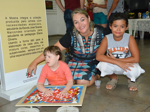 A exposição contou com a presença de amigos, professores e familiares de Matheus (Foto: Olímpio Moura/Divulgação)