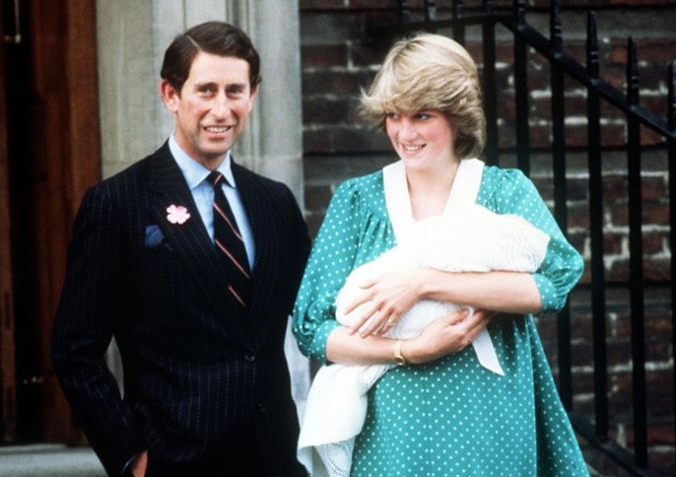 Diana e Charles ao deixar a maternidade após o nascimento de William, em 1982 (Foto: Reprodução)