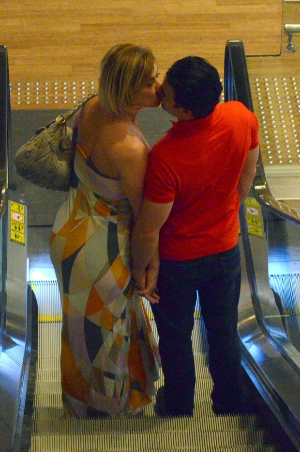 Claudia Raia com o namorado (Foto: Marcus Pavão/Agnews)