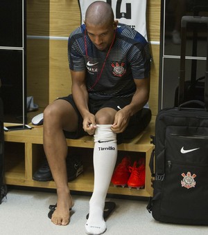 Substituto de Fagner, Léo Príncipe vive fase de transição no Corinthians