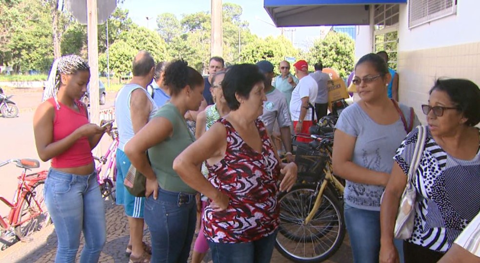 Moradores formam filas nos Correios de Aguaí (Foto: Reprodução/ EPTV)
