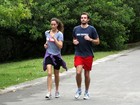 Casal malhação! Max Fercondini corre no Rio com a namorada