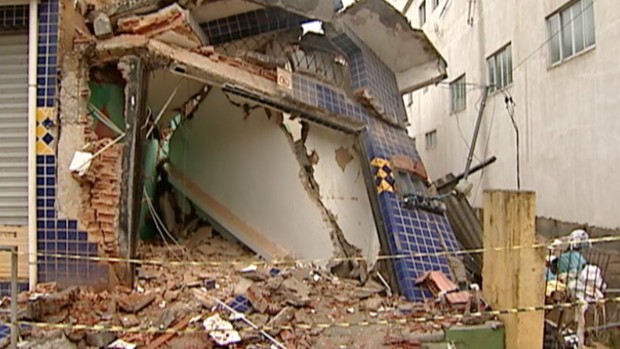Morador salvou esposa no meio dos escombros (Foto: Reprodução/TV Gazeta)