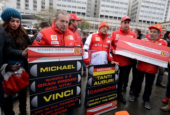 Schumacher fãs formula 1 homenagem hospital (Foto: AFP)