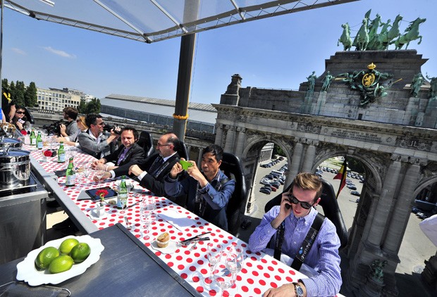 'Dinner in the Sky' reuniu 22 participantes que fizeram sua refeição nas alturas no Parc du Centenaire, em Bruxelas, na Bélgica (Foto: Georges Gobet/AFP)