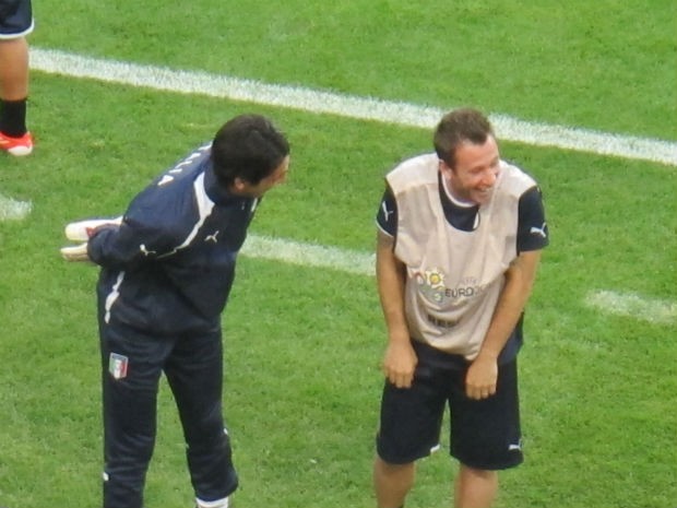 Buffon e Cassano se divertem durante treinamento da Itália (Foto: Marcos Felipe / GLOBOESPORTE.COM)